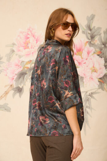 חולצה פרנסיס סאטן פרחים אפורה