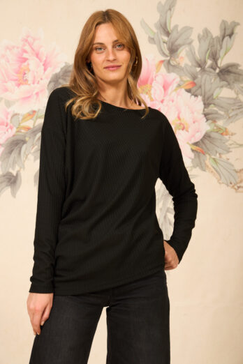 חולצה אסימטרית ארוכה שחורה חולצה אסימטרית ארוכה שחורה