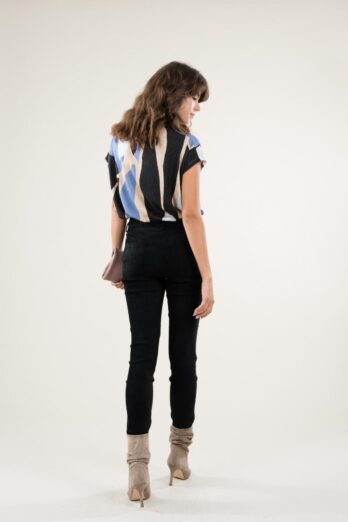 חולצה מיסטיק שחורה